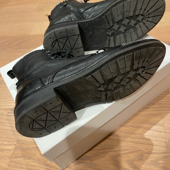 Black leather booties size 7 - Picture 3 of 9